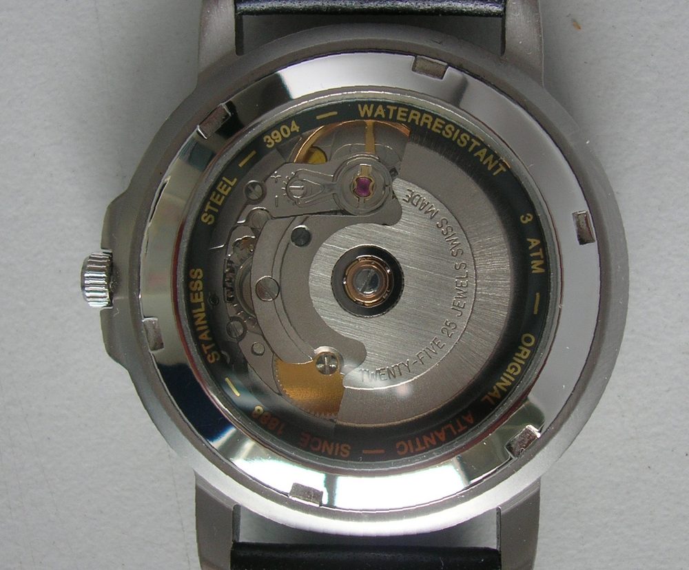 Commonsのファイル「ETA-2824-A2-WP-de.JPG」。Commons側の説明ではETA 2824-2を積んだAtlantic Worldmasterの裏側で、右にローターが写っている